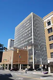 Photographie de l'immeuble abritant le bureau du maire et divers services municipaux dans le centre de South Bend.