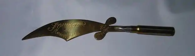 Coupe-papier fabriqué à partir d'une douille d'obus pour la lame et d'une cartouche de fusil Mauser 8 x 57 JS. Bataille de la Somme, 1916. Musée de l'armée
