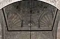 Trompes constituées par des arcs sur colonnettes, fermées par des culs-de-four ornementaux en forme de coquilles, portant la coupole devant le mihrab de la Grande Mosquée de Kairouan, IXe siècle, Tunisie.