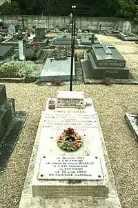 Sépulture de Louis Braille à Coupvray. Ses mains sont conservées dans l'urne posée sur sa tombe, le reste de son corps repose au Panthéon de Paris.