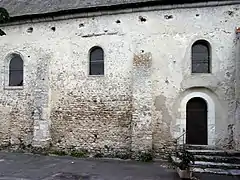 Mur sud de la nef montrant des traces de surélévation.