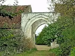 Photographie en couleurs d'un portail en arc brisé.