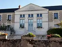 Photographie en couleurs d'un bâtiment surmonté d'un fronton avec l'inscription : « République française - » Mairie.