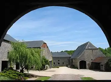 Cour intérieur de la ferme fortifiée.