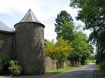 Tour d'angle et mur du jardin de la ferme fortifée.