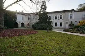 Entrée et cour sur la maison Martineau.