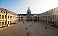 Vue générale sur la cour d'honneur des Invalides.