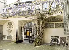 Cour de l’Hôtel de Ragueneau avec la glycine et les pièces d'architecture rapportées