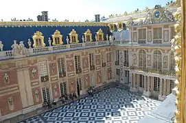 La Cour de Marbre vue depuis le grand cabinet.