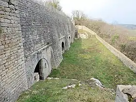 Cour des 4 abris de l'ouvrage no 1.