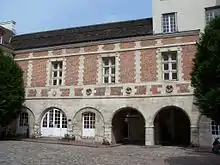 Le bâtiment nord : la galerie Renaissance aux médaillons.