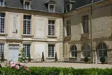 Château des princes de Condé : vue de la cour d'honneur.