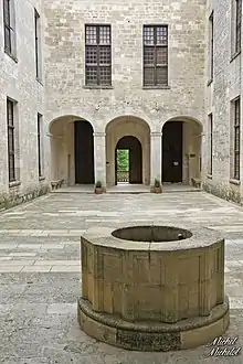 Cour intérieure du château de Duras, en 2014.