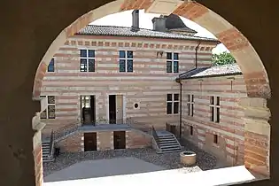 Cour intérieure vue de la coursière.