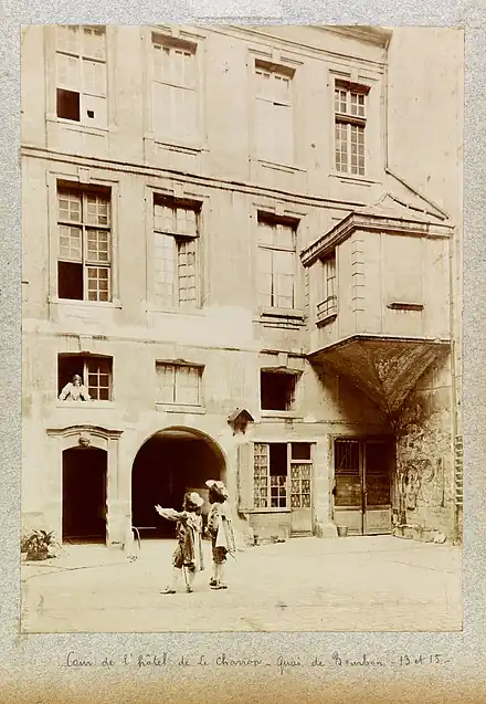 Cour de l'hôtel Le Charron.