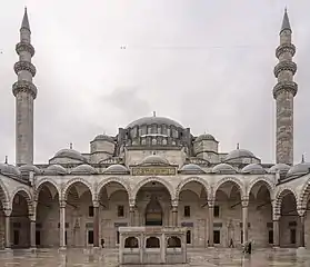 La cour de la mosquée
