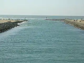 L'embouchure rectiligne vers l'océan entre les deux digues, vue du pont du courant édifié en 1907