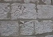 Marques de tailleur de pierre sur les murs de l'église.