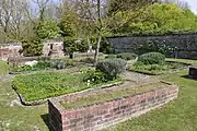 Le jardin de curé dans le cimetière.