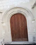 Le portail de style roman de l'église.