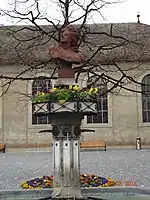 L'Helvétia (renommée Liberté), bronze de Gustave Courbet « offert par l'artiste aux communes de La Tour-de-Peilz et de Martigny, en remerciement à la Suisse pour son accueil »