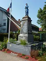 Poilu au repos (monument aux morts)« Poilu au repos – Monument aux morts à Courcelles-lès-Lens », sur e-monumen