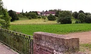 Le village vu de l'ancienne voie d'accès par Aubevoye.