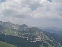 Vue aérienne de la station et des montagnes environnantes en été.