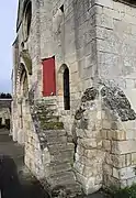 Escalier extérieur pour accéder à la tour.