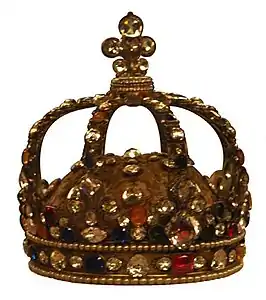La couronne de Louis XV est fermée, à l'imitation de celle des empereurs.
