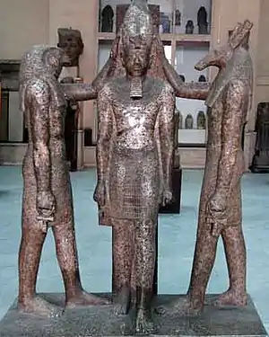trois statues