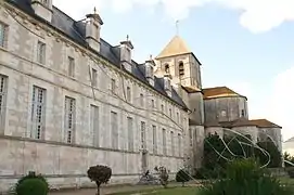 Cour intérieure de l'abbaye de Saint-Savin-sur-Gartempe.