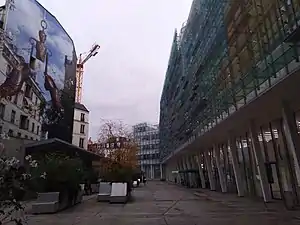 Le cours Paul-Ricard et « The Island », siège mondial du groupe Pernod-Ricard à droite.