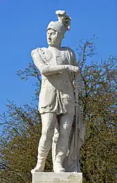 Statue en pierre grise d'Olivier V de Clisson en armure, portant l'épée de connétable.
