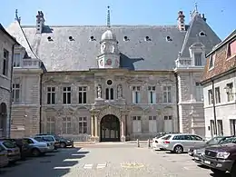 Le palais de justice.