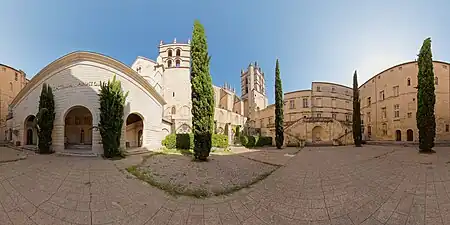 Vue panoramique de la cour d'honneur.