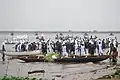 Les piroguiers lors de la course de pirogue sur le fleuve Wouri