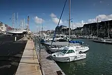 Le marché de Courseulles-sur-Mer se tient notamment sur le quai des Alliés.