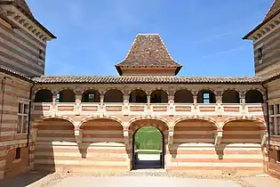 Coursière portée par 5 arcs en anse de panier, château de Laréole, Haute-Garonne.