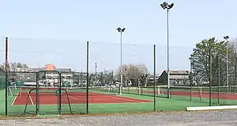 Le court de tennis.