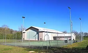 Le court de tennis.