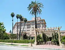 Photo du bâtiment, derrière quelques palmiers typique de la Californie