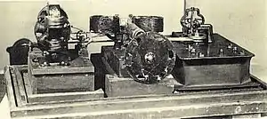 Kinétographe au format 19 mm,  à défilement horizontal (en prise de vues, l’appareil est fermé par un couvercle).