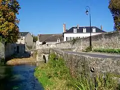 L'abreuvoir à côté du vieux pont sur la Nonette.