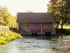 Le lavoir de Courteuil, face à l'abreuvoir et près de l'ancien moulin.