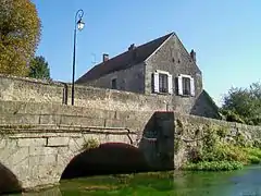 Pont et vieux mouli,