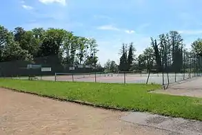 Courts de tennis extérieurs.