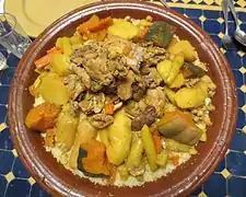 Couscous présenté dans une qassriya traditionnelle.
