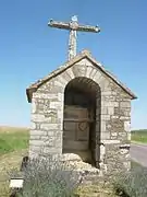 Ensemble croix de pierre et mise au tombeau appelé Chapelle Saint Jacques. Monument érigé en 1538.