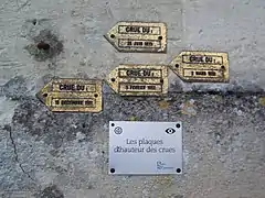 Indications des hauteurs des crues sur le côté de l'église (août 2014).